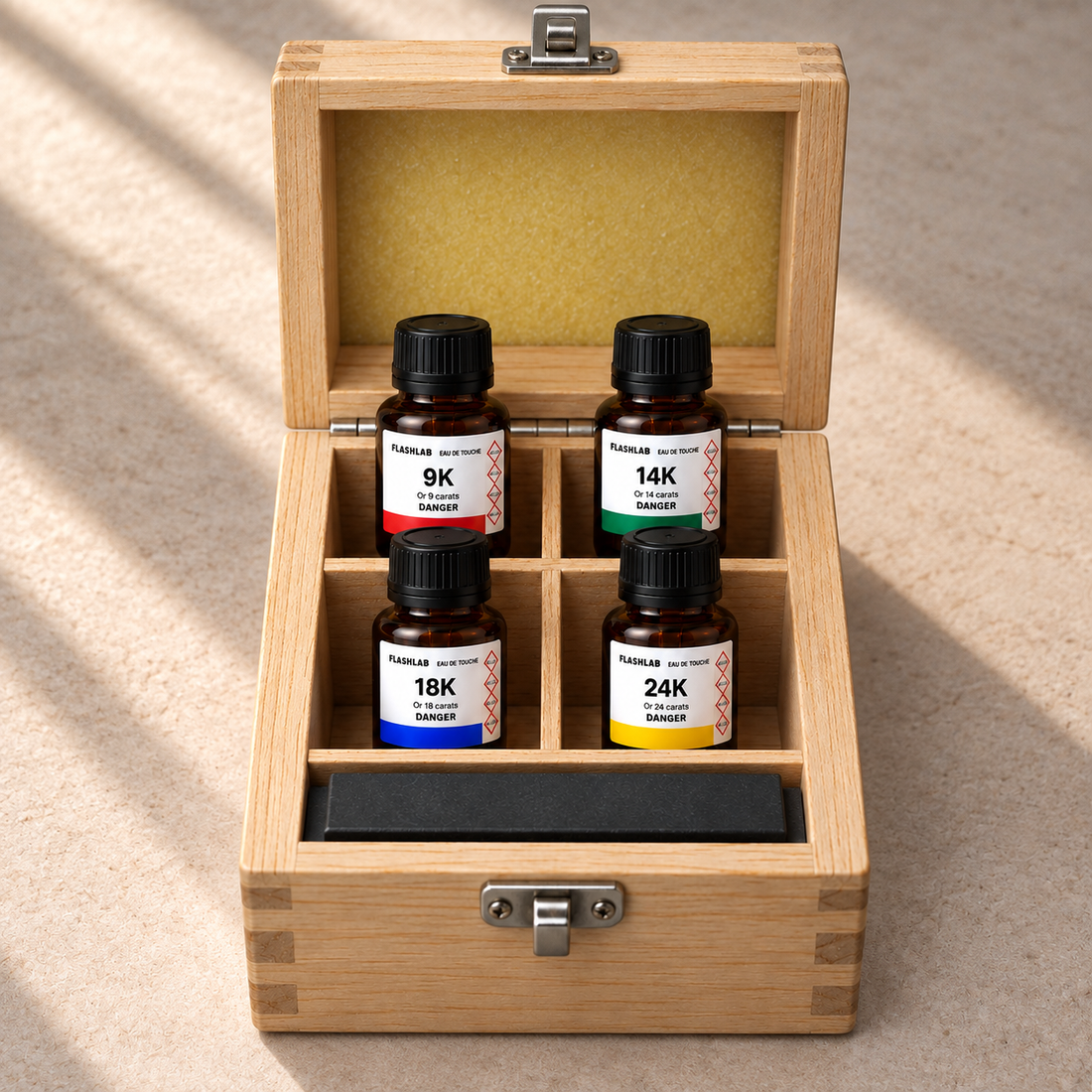 Coffret bois FlashLab avec quatre réactifs or 9K, 14K, 18K et 20-24K et pierre de touche